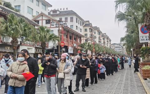有序排队 文明出游