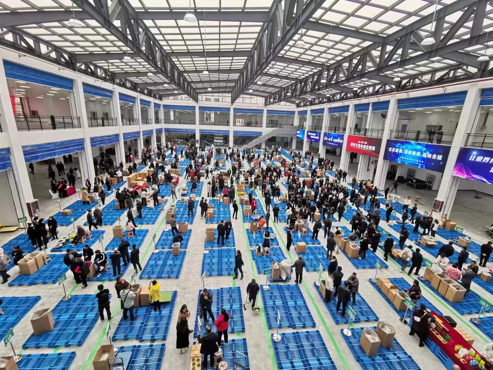 中国贵州茶叶交易中心开市迎客。瞿欣含摄