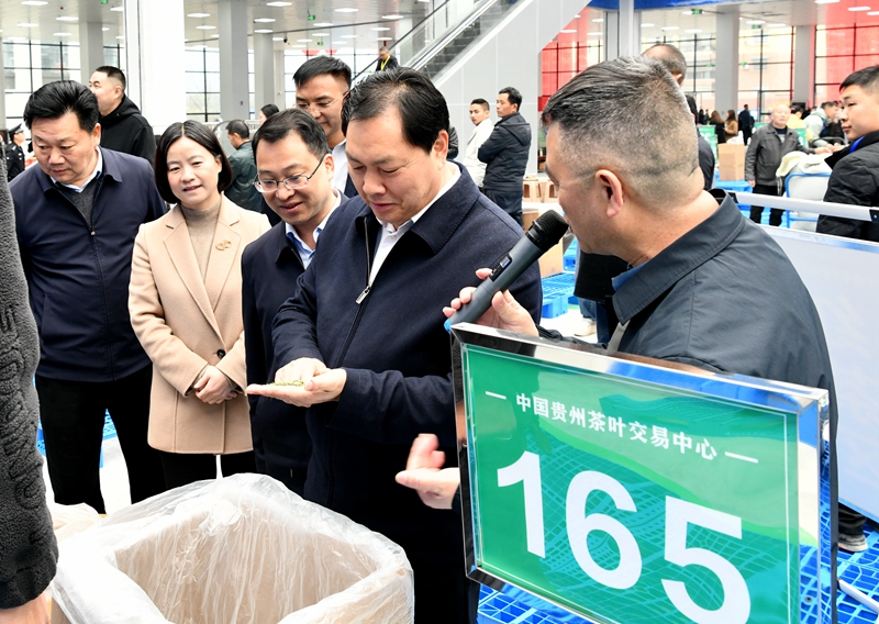 5、嘉宾参观茶叶交易中心。张隆摄